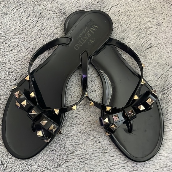 VALENTINO GARAVANI // PVC black rockstud ribbon flip flops - Picture 3 of 4